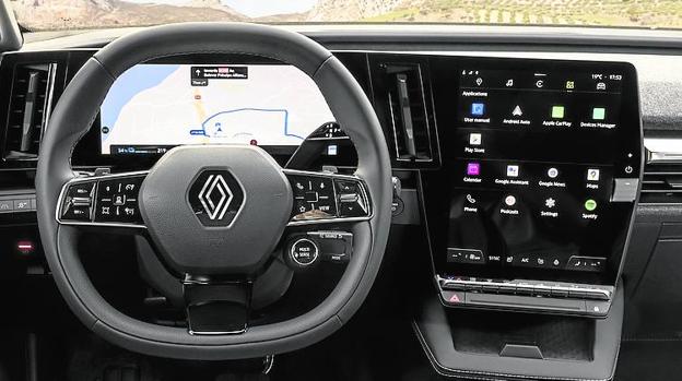 El interior con doble pantalla es el mejor del mercado por su fácil uso.