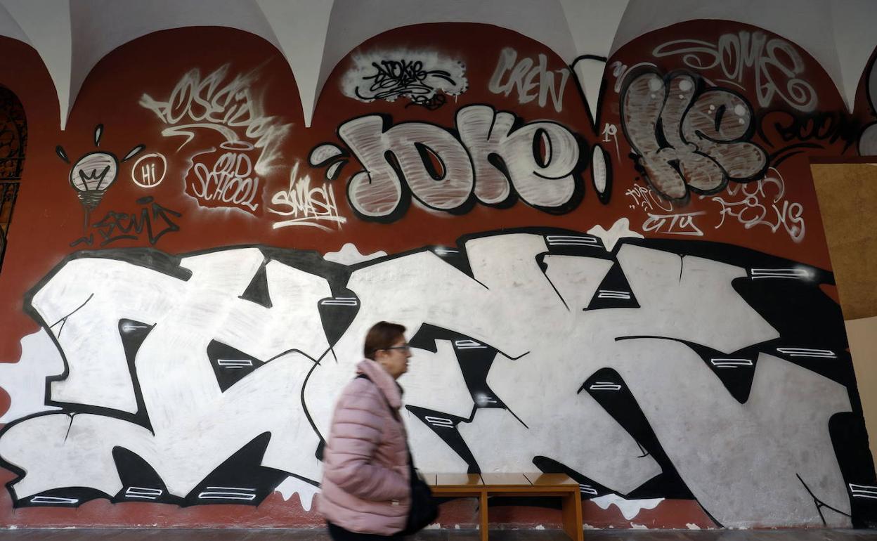 El grafitti que el dúo PichiAvo pintó en febrero de 2019 en las paredes del claustro renacentista del Centro del Carmen de Valencia. 