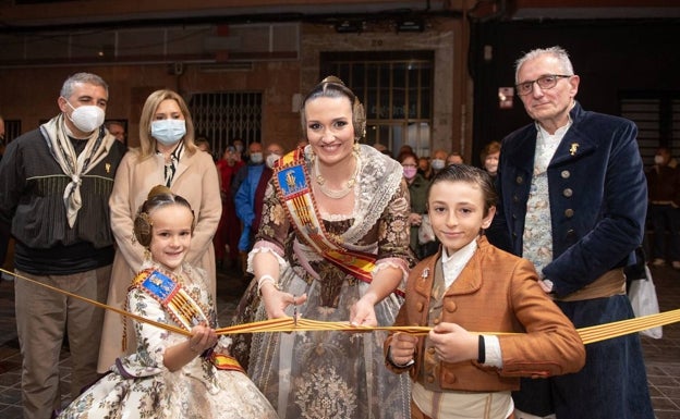 Máximos representantes de la falla de L'Antiga, durante la inauguración del casal. 