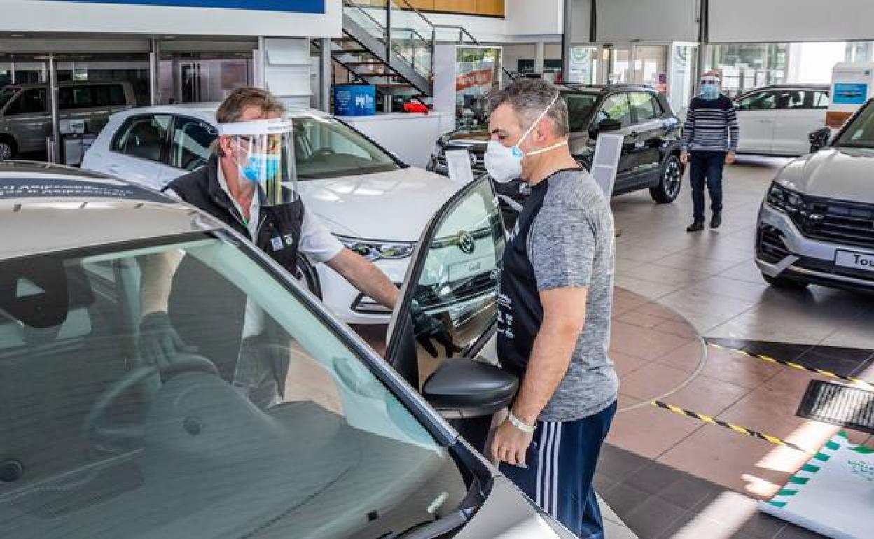 Cliente en un concesarionario de coches. 