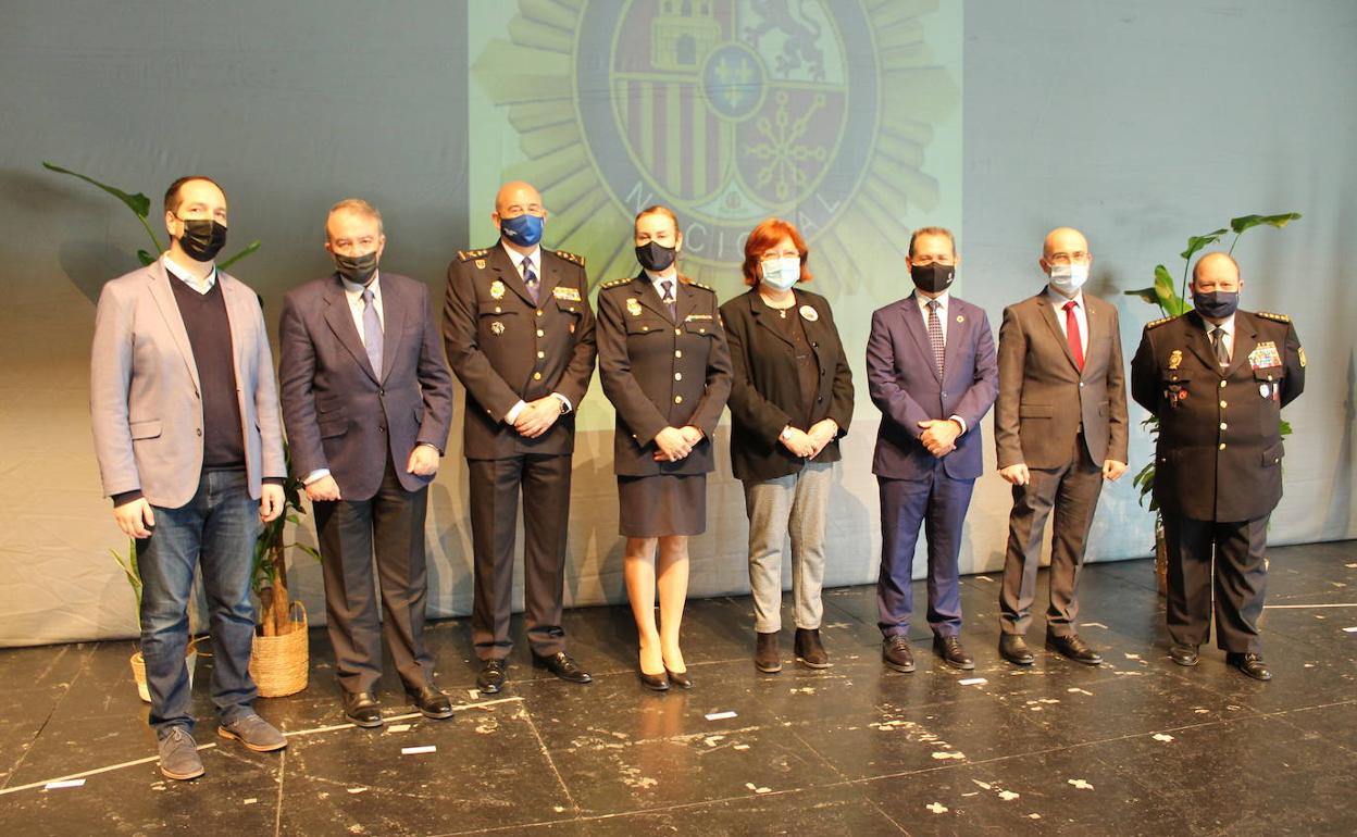 Autoridades asistentes con la nueva responsable policial en el centro. 