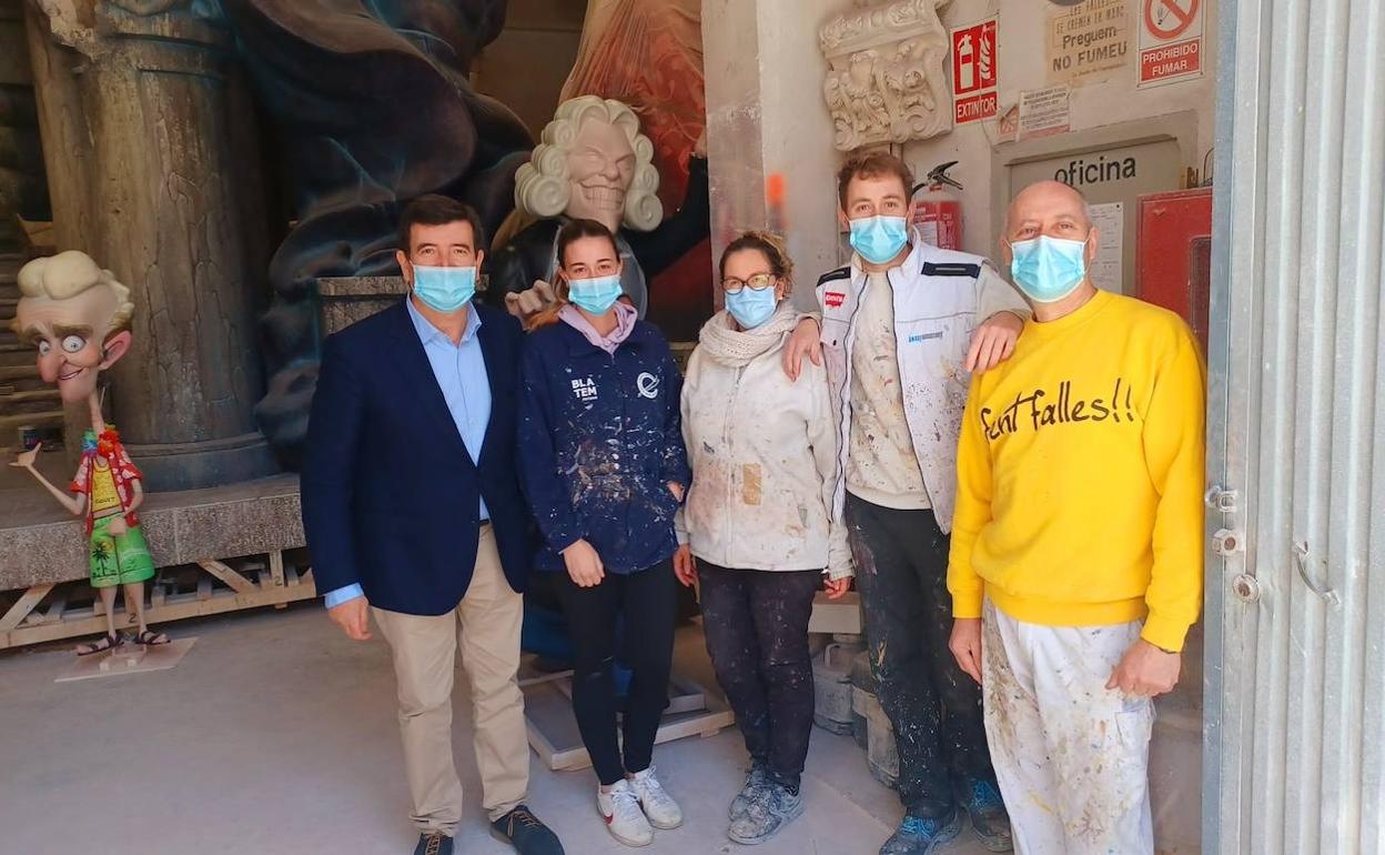 Fernando Giner, en un taller fallero este martes. 