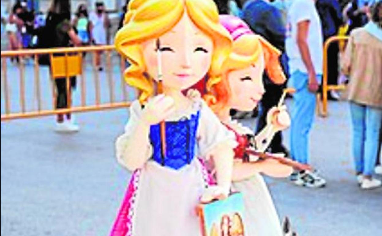 Las hermanas pintoras, retratadas en la falla infantil municipal de 2021. Obra de José luis Ceballos y Francisco Sanabria.