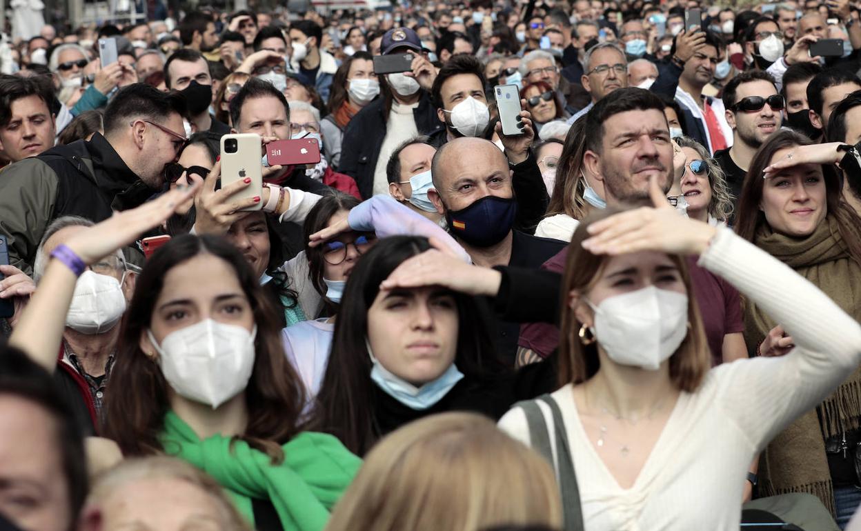 Varios asistentes a la mascletà de Fallas del martes. 