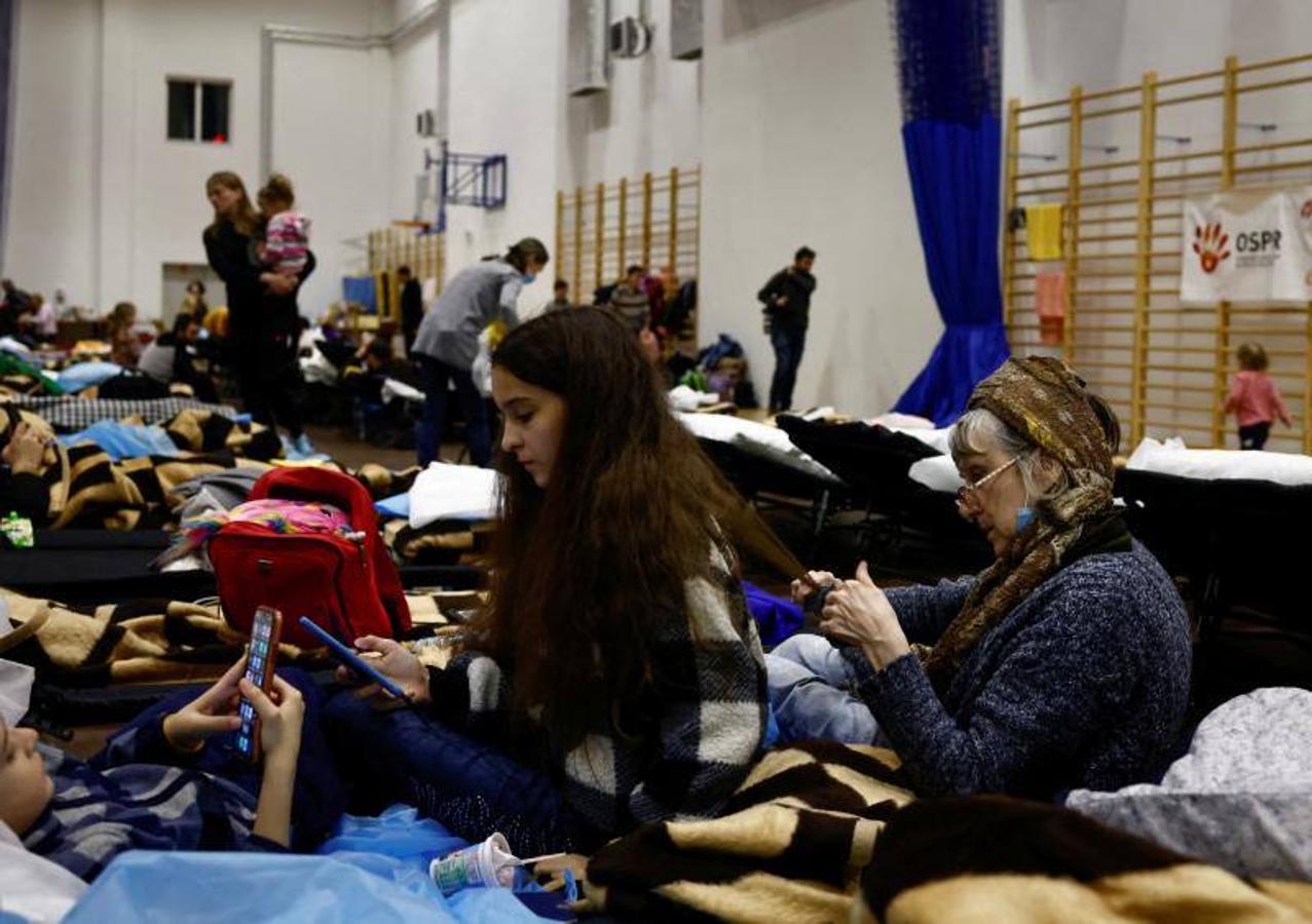 Un grupo de personas se refugian en un gimnasio en Kiev.