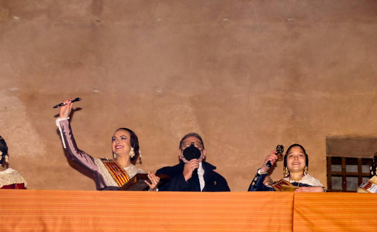 Las falleras mayores de Torrent, Sara Garrigues y Paula Alapont, con el alcalde Jesús Ros, en la Crida. 