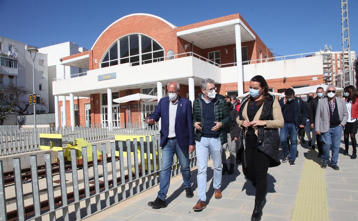 El conseller España, con el alcalde de Dénia y la gerente de FGV paseando por la estación. 