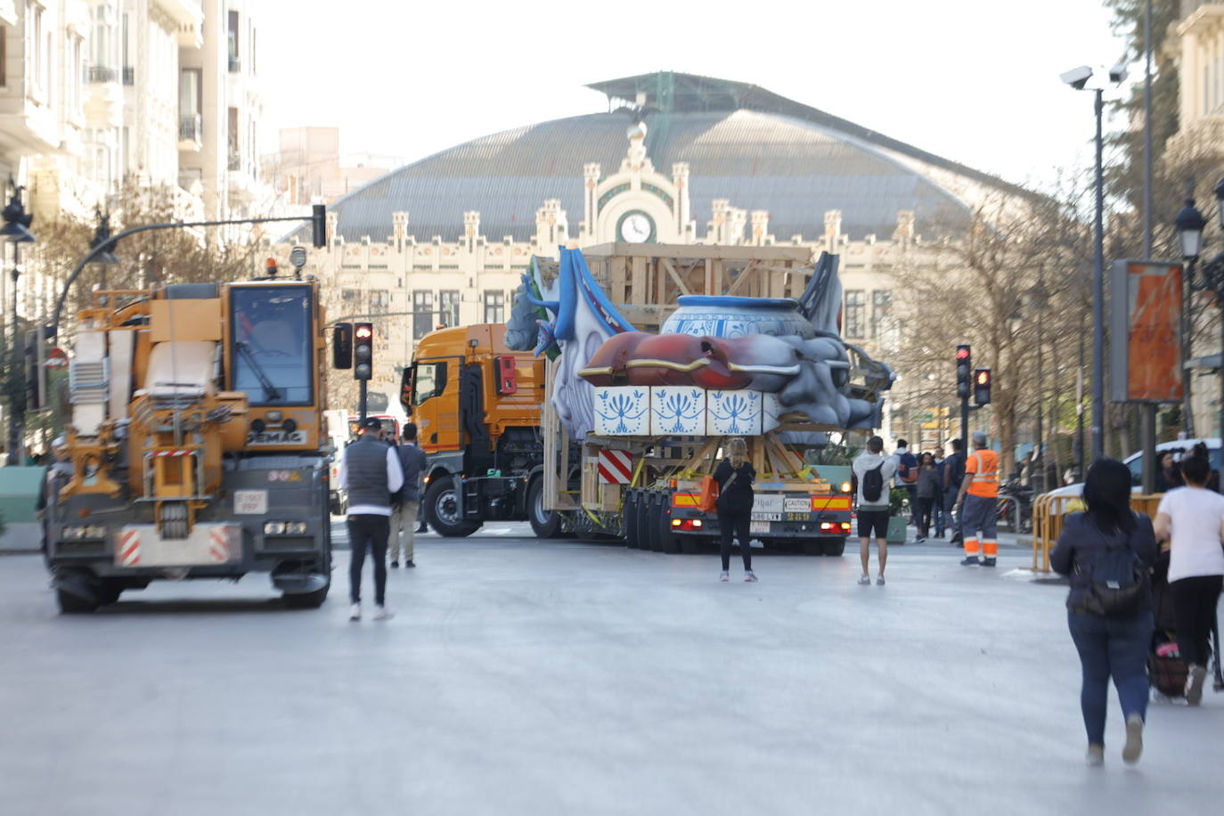 Fotos: La falla municipal llega a la plaza del Ayuntamiento de Valencia