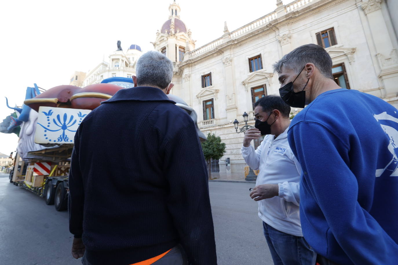 Fotos: La falla municipal llega a la plaza del Ayuntamiento de Valencia