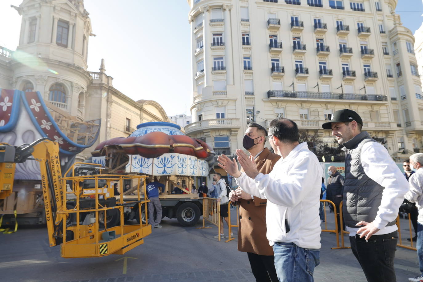 Fotos: La falla municipal llega a la plaza del Ayuntamiento de Valencia