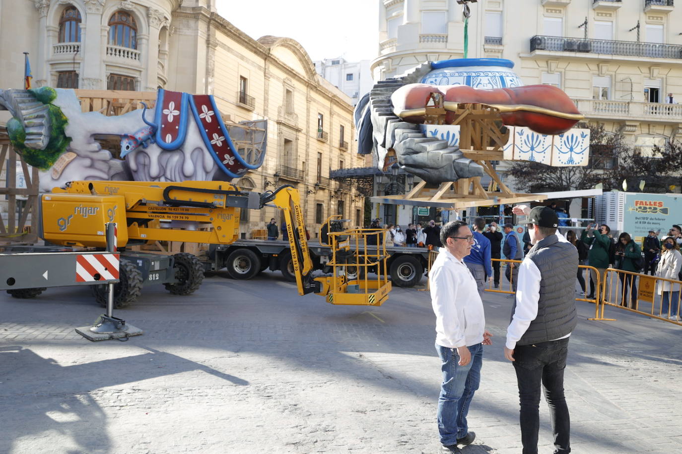 Fotos: La falla municipal llega a la plaza del Ayuntamiento de Valencia