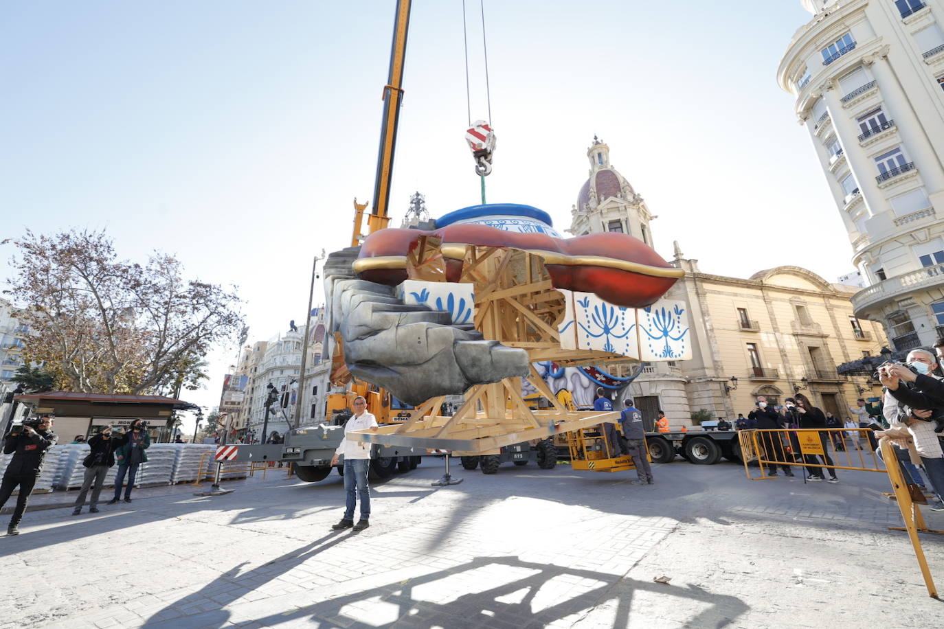 Fotos: La falla municipal llega a la plaza del Ayuntamiento de Valencia