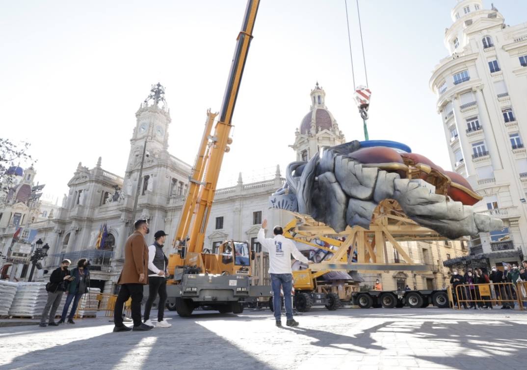 Fotos: La falla municipal llega a la plaza del Ayuntamiento de Valencia