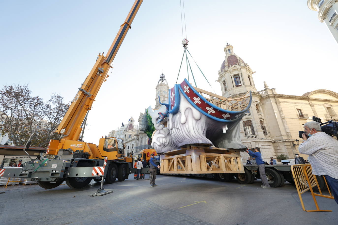 Fotos: La falla municipal llega a la plaza del Ayuntamiento de Valencia