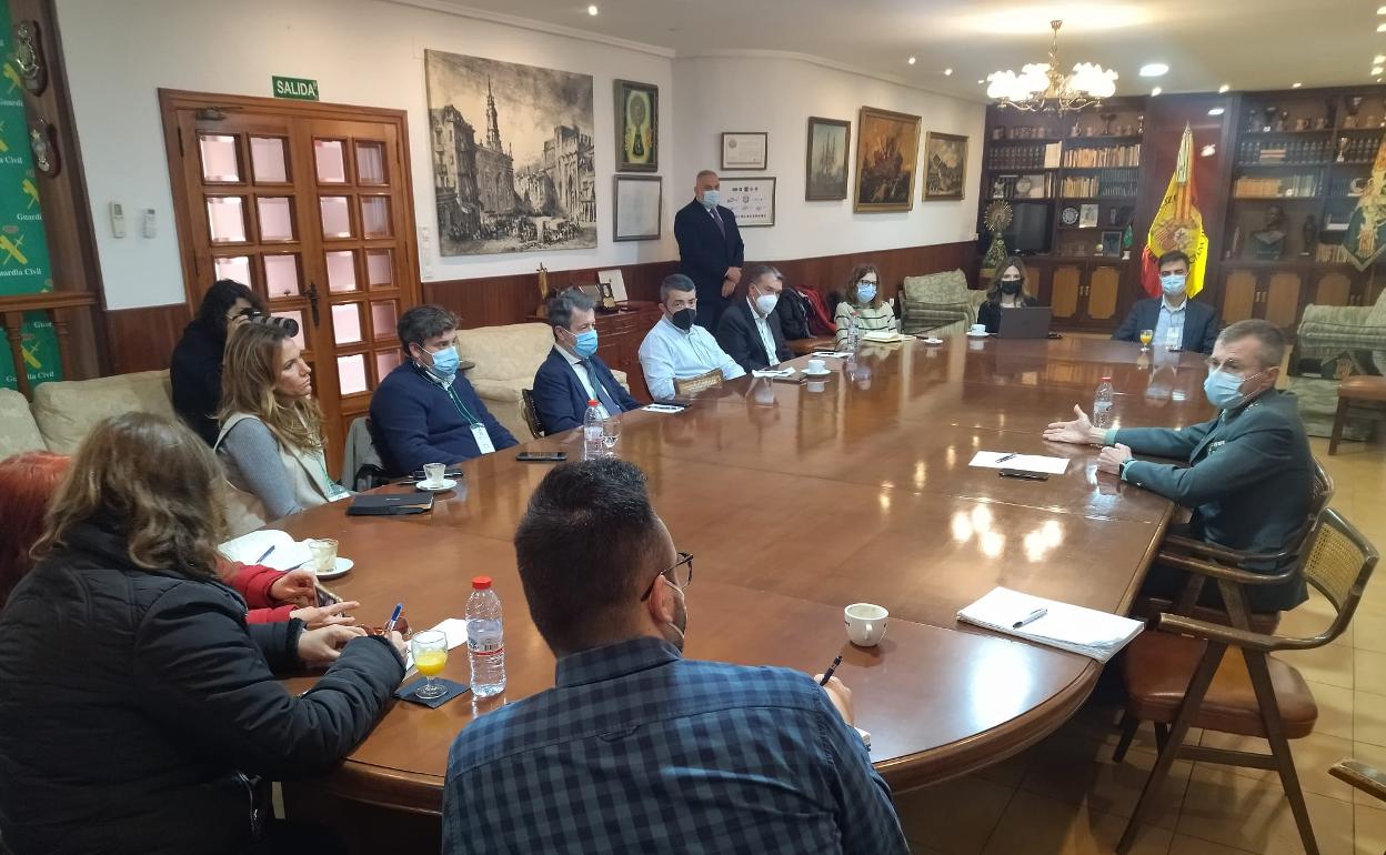 Un momento de la reunión del general Arturo Prieto con los periodistas. 