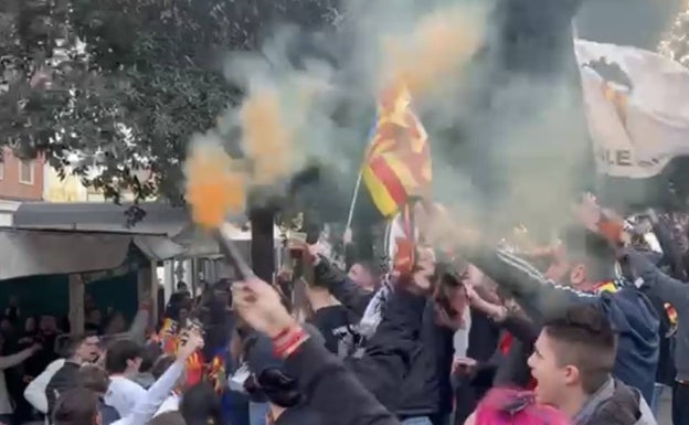 Las bengalas y banderas dan color a la previa del partido de Copa en Mestalla. 