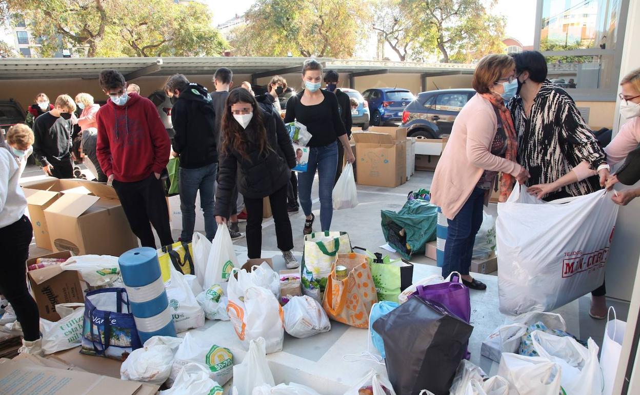 La recogida de productos en Dénia para ayudar a la población de Ucrania. 