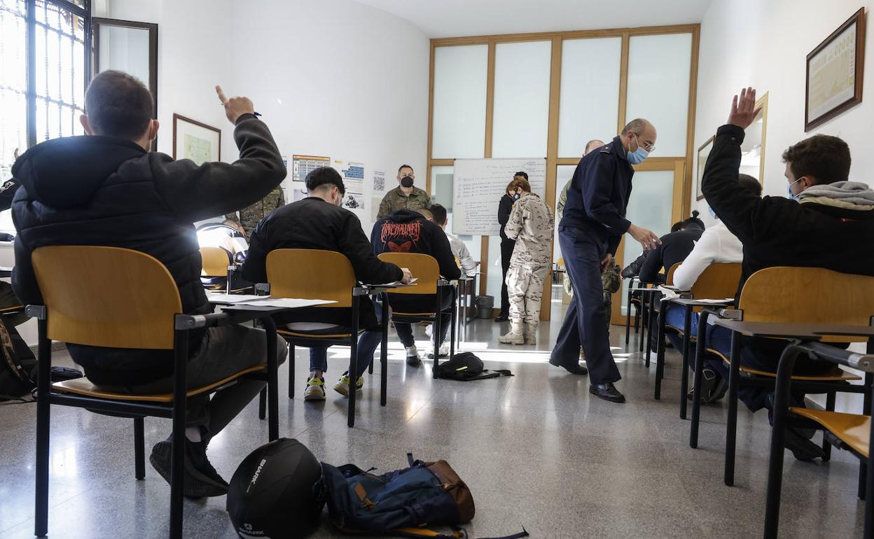 Un grupo de jóvenes inicia las pruebas de acceso a las Fuerzas Armadas, el martes, en la Delegación de Defensa de Valencia. 