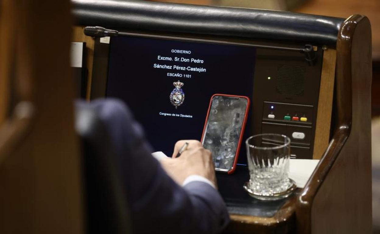 Pedro Sánchez, en su escaño en el Congreso. 