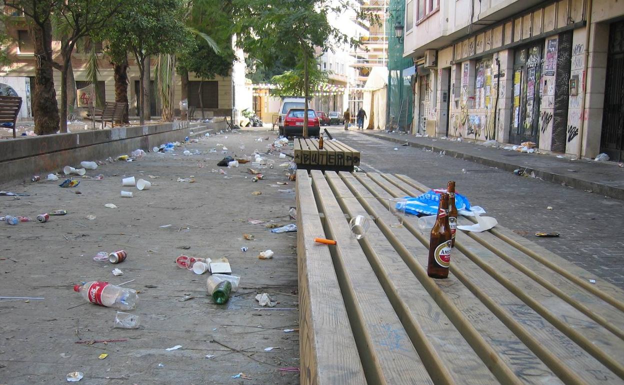 Restos de un botellón en Fallas en una imagen de archivo. 