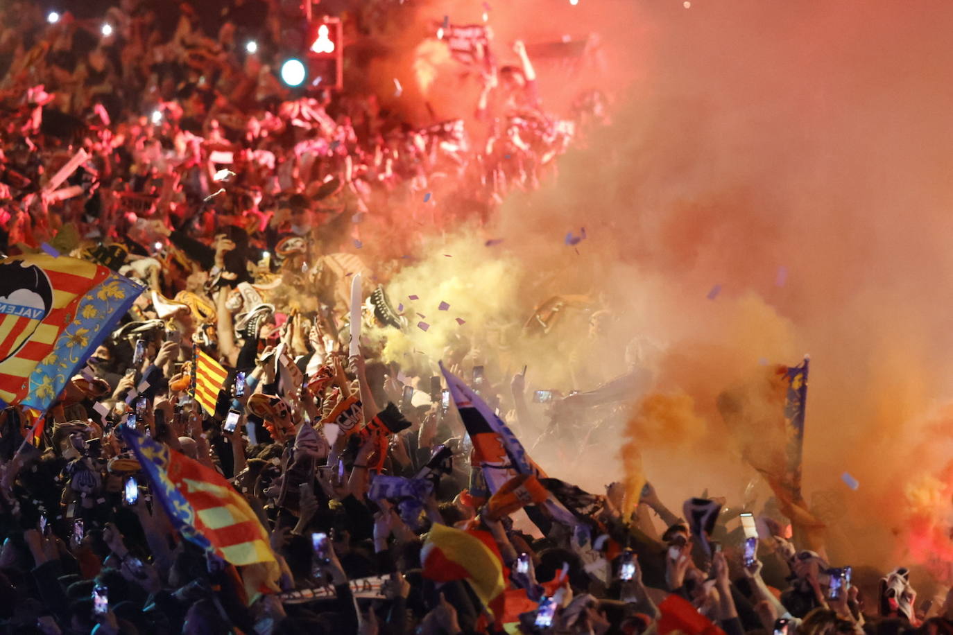 Fotos: Masivo recibimiento de la afición al Valencia en Mestalla