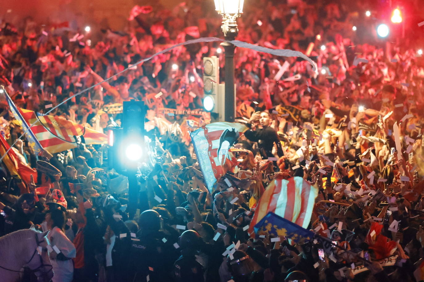 Fotos: Masivo recibimiento de la afición al Valencia en Mestalla