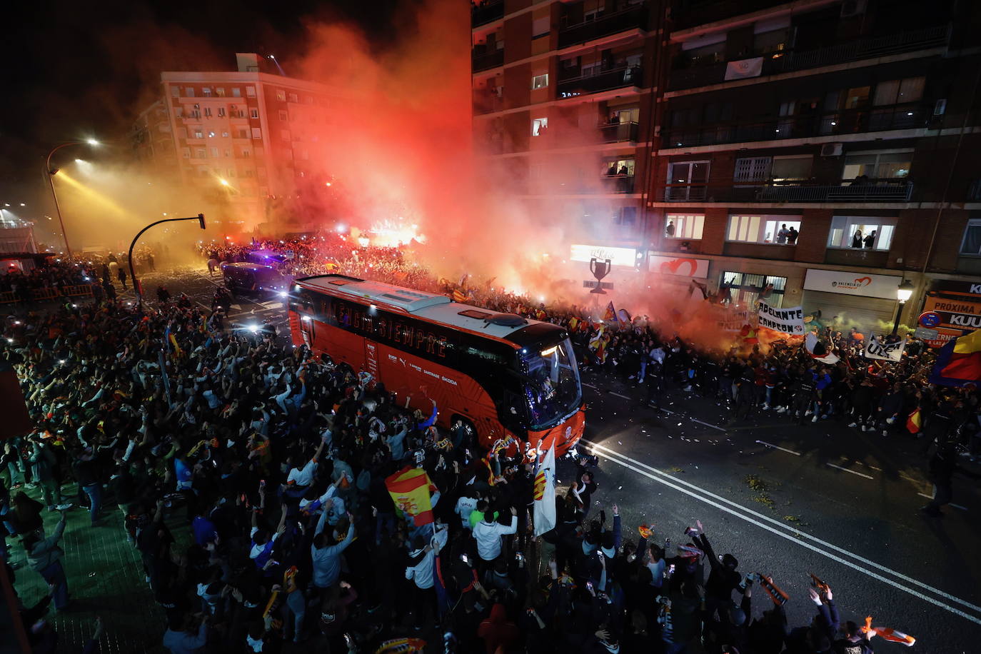 Fotos: Masivo recibimiento de la afición al Valencia en Mestalla