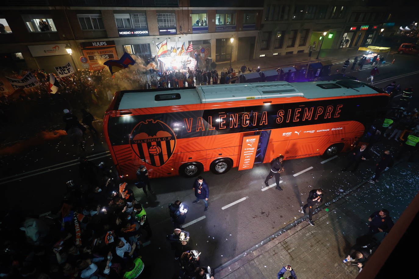 Fotos: Masivo recibimiento de la afición al Valencia en Mestalla