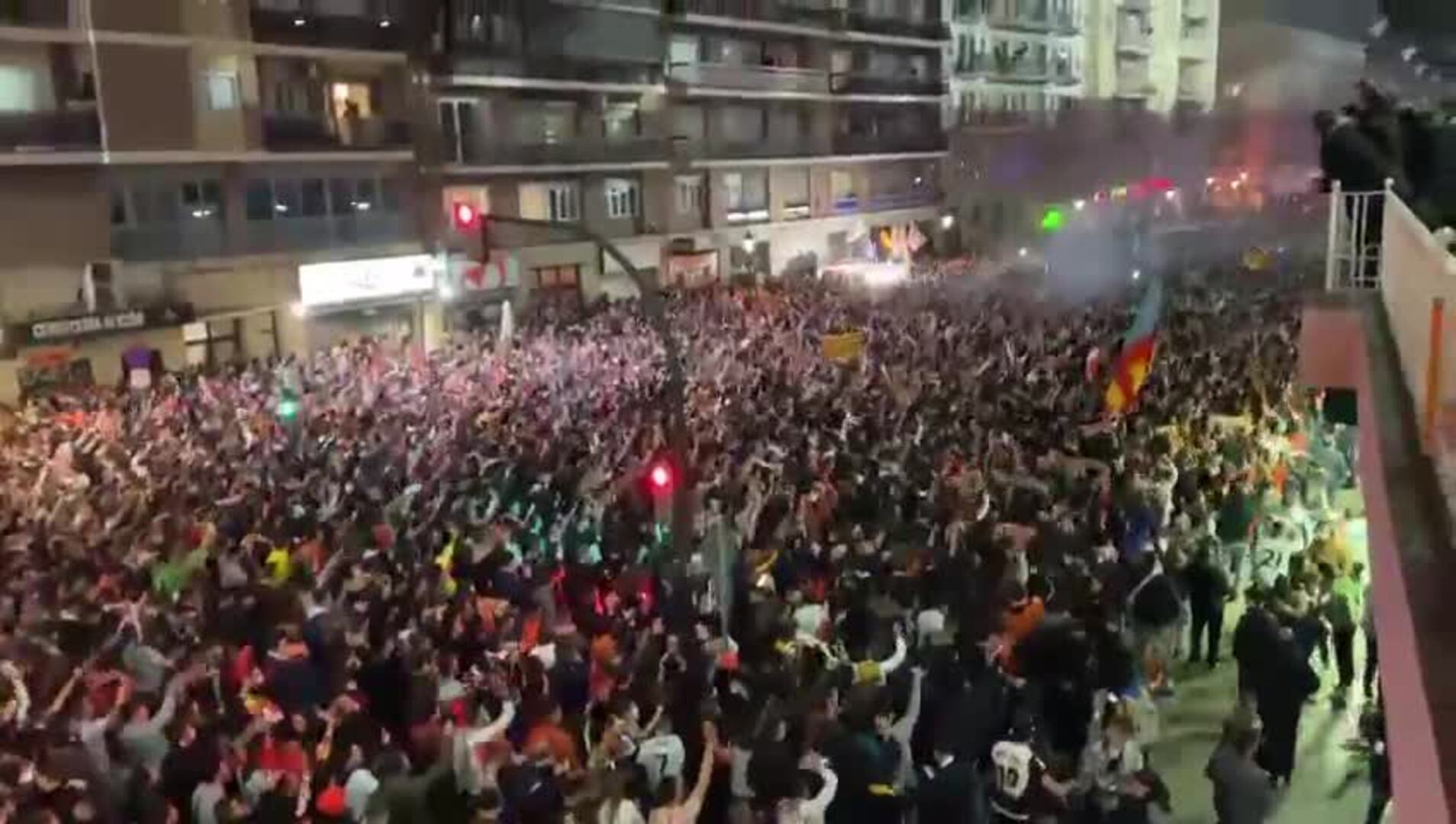 Los aficionados celebran el triunfo en Mestalla