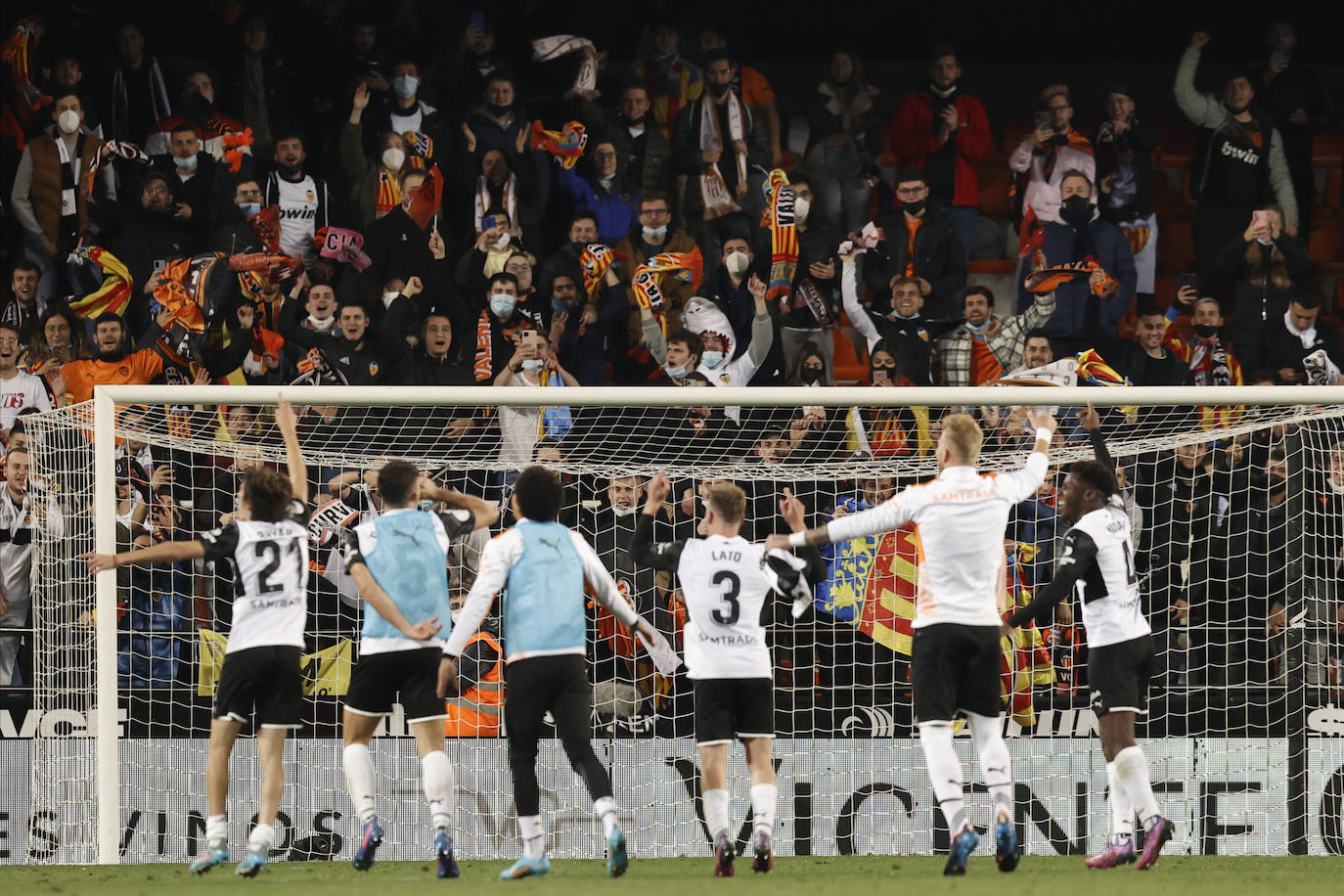 Fotos: Mestalla celebra el pase a la final de la Copa del Rey