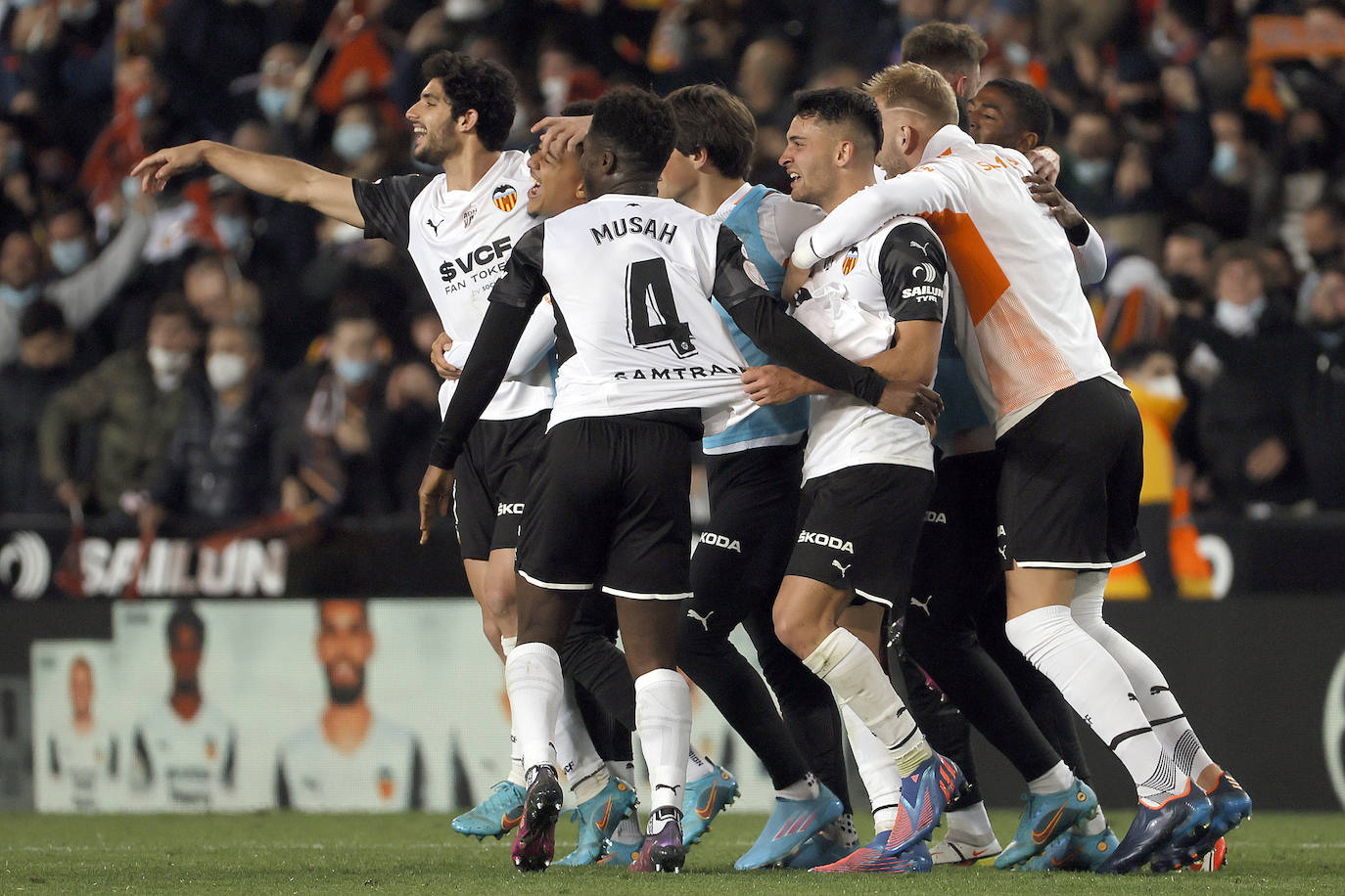 Fotos: Mestalla celebra el pase a la final de la Copa del Rey