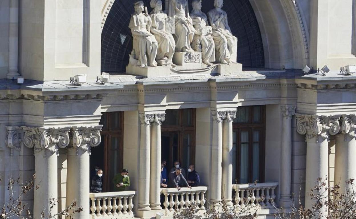 Varias personas ven la mascletà desde el edificio de Correos, esta semana. 