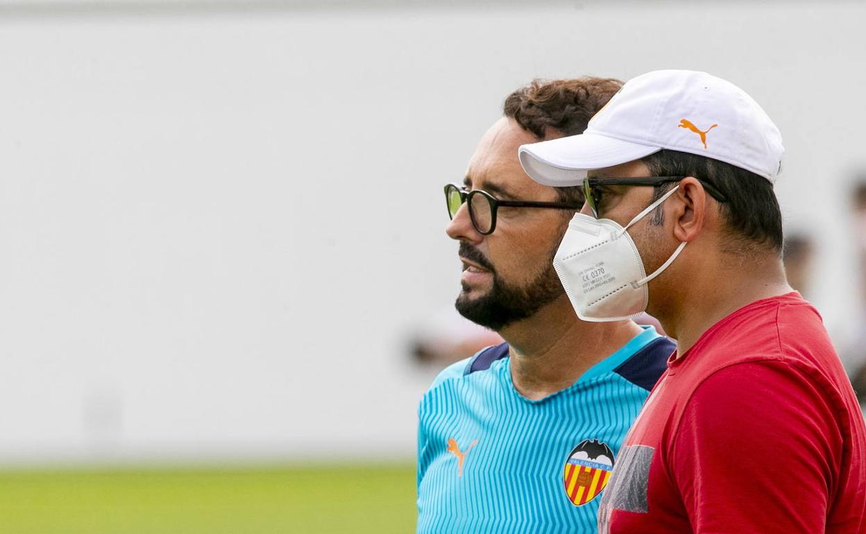 Bordalás y Murthy, durante un entrenamiento en Paterna.