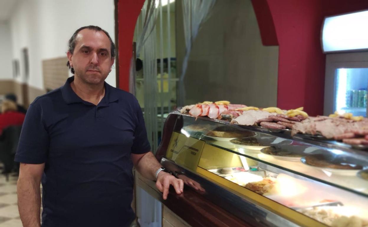 Juan Manuel Balaguer, junto a la vitrina donde se exponen los productos para el almuerzo. 