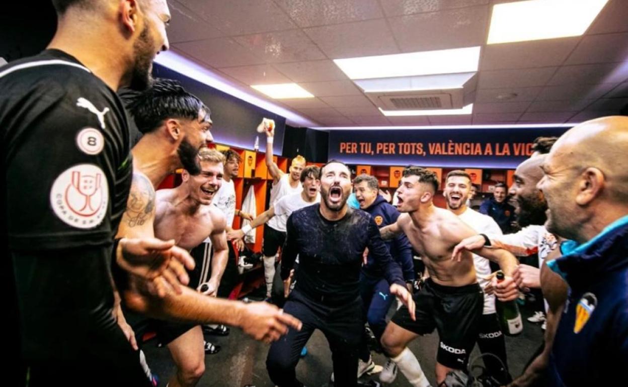 Bordalás y jugadores del Valencia, celebrando en el vestuario el pase a la final de la Copa del Rey. 