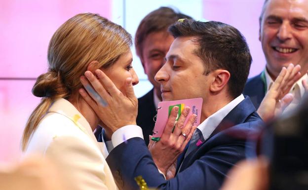 Zelenska y Zelenski, durante las elecciones presidenciales en Ucrania en 2019.