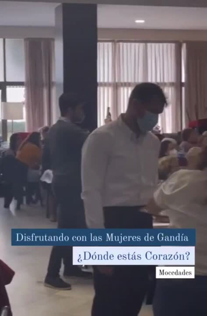 Carlos Mazón cantando por Mocedades en un almuerzo celebrado en Gandia