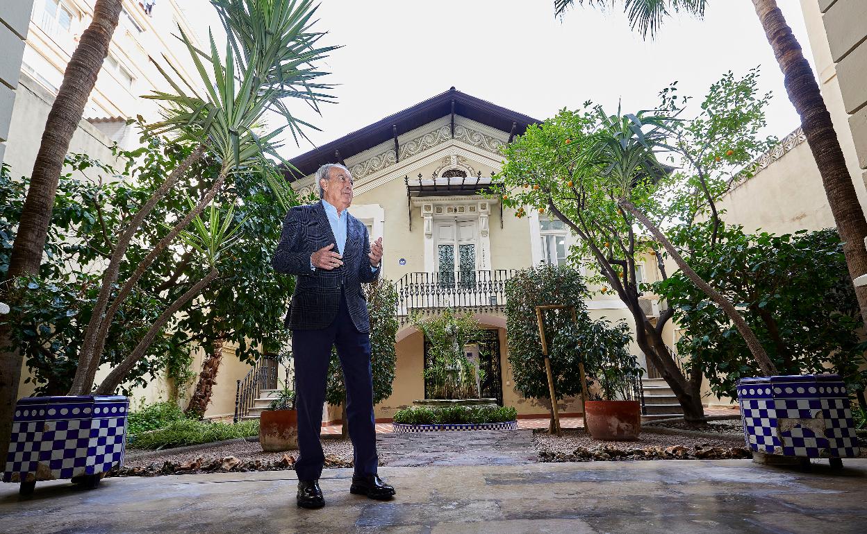 Federico Félix, delante del edificio que oculta la casa donde vive. 