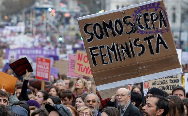 Manifestación del 8-M en Madrid, con una pancarta que hace alusión a la covid, en 2020.