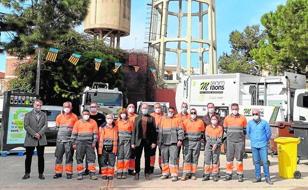 El alcalde, Paco Comes, con los trabajadores de la empresa de limpieza. 