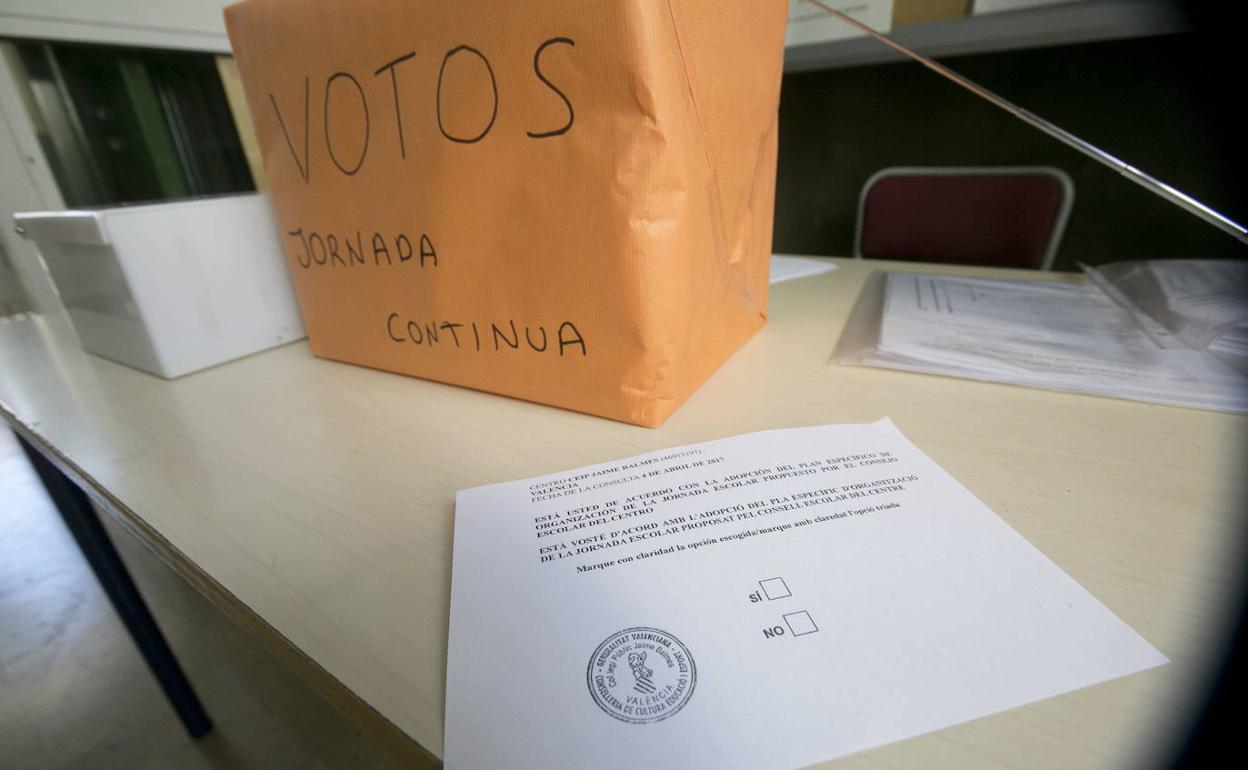 Votación sobre la jornada continua organizada en 2017 en un colegio de Valencia. 