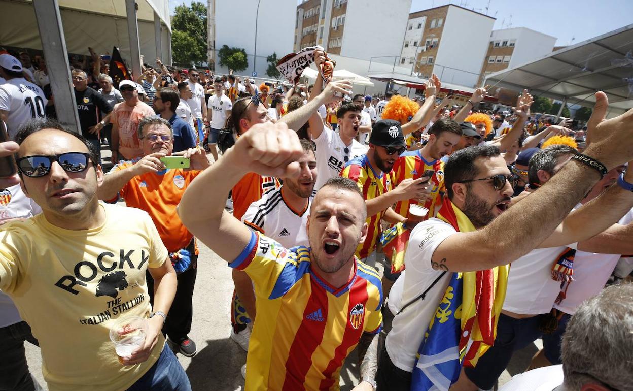 Aficionados del Valencia en Sevilla, en las horas previas de la final de Copa de 2019. 