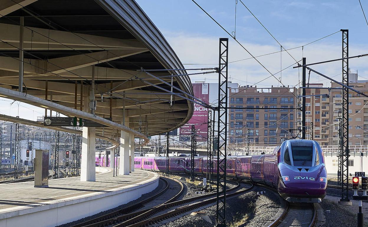 Un tres de Avlo Renfe llega a Valencia. 