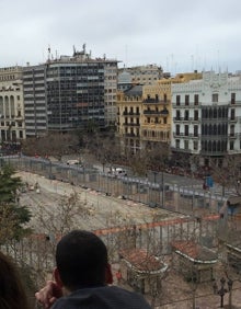 Imagen secundaria 2 - Balcones y vistas de la plaza del Ayuntamiento antes de una mascletà. 