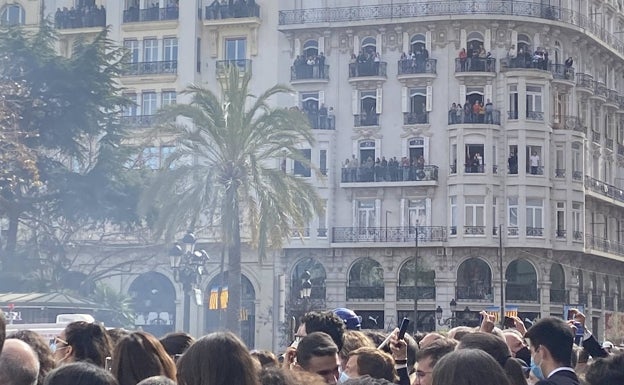 Imagen principal - Balcones y vistas de la plaza del Ayuntamiento antes de una mascletà. 