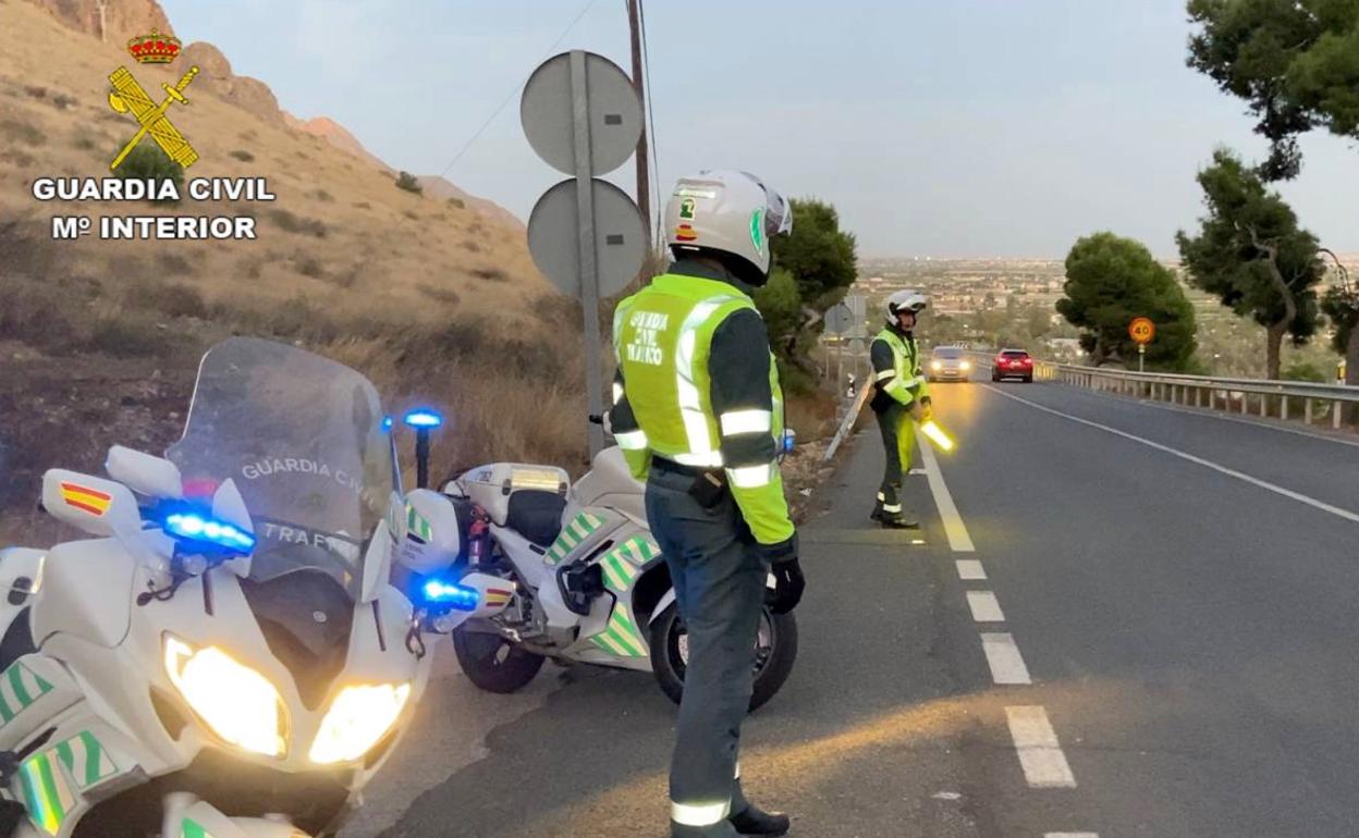 Agentes de la Guardia Civil durante un control de tráfico