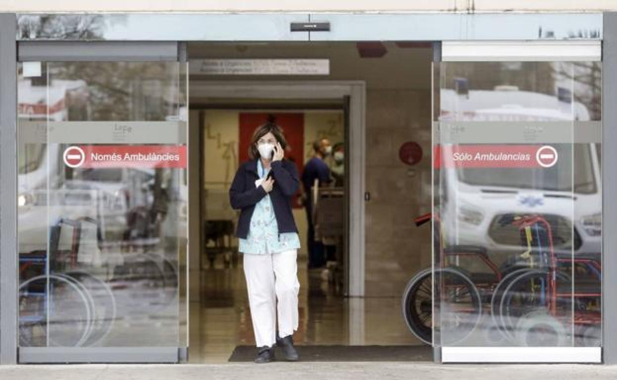 Una sanitaria sale del hospital La Fe de Valencia.