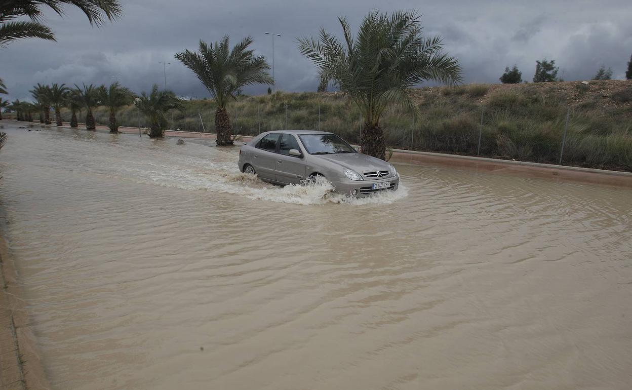 Una carretera anegada en Alicante. 