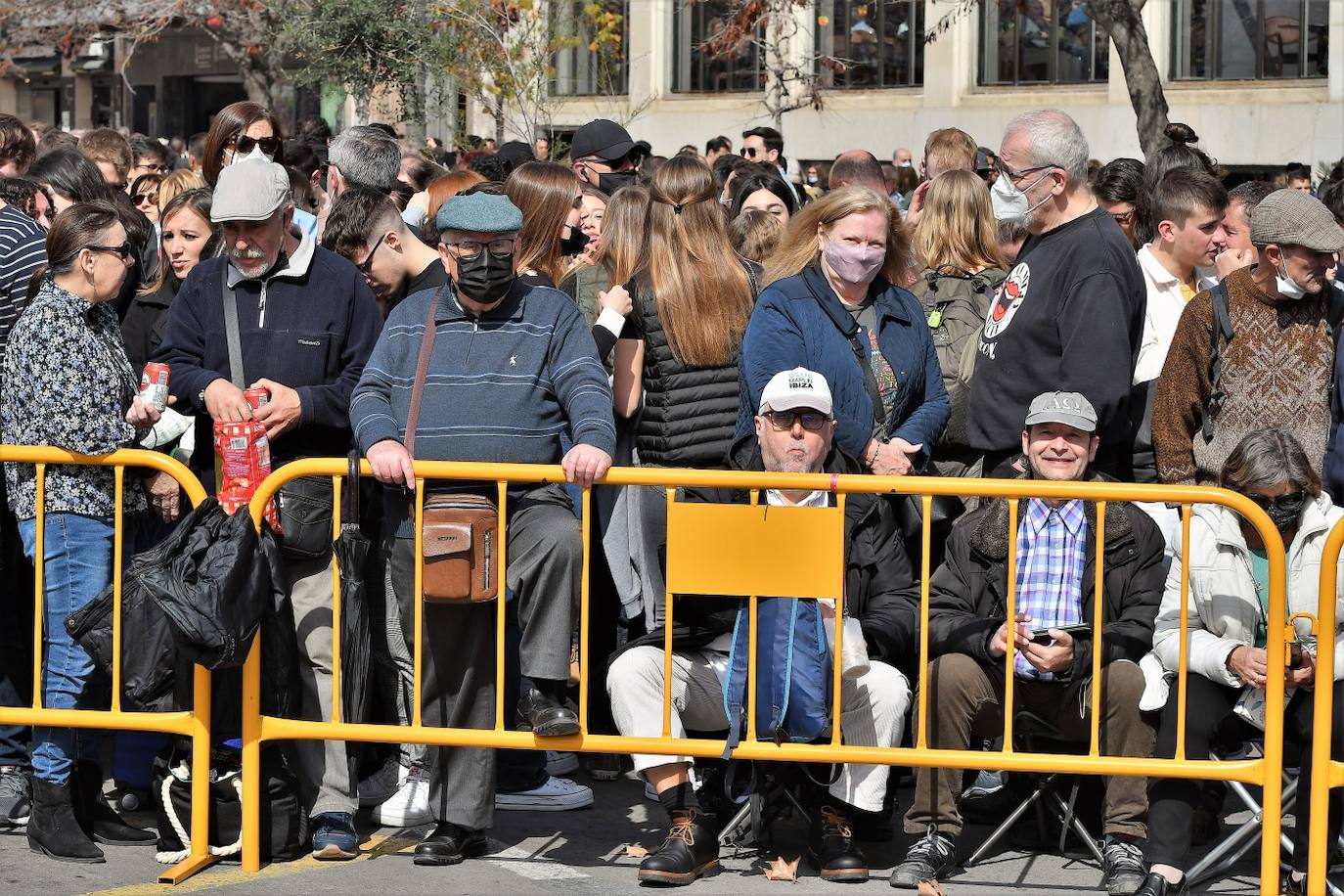 Público de la mascletà de la Plaza del Ayuntamiento este jueves.