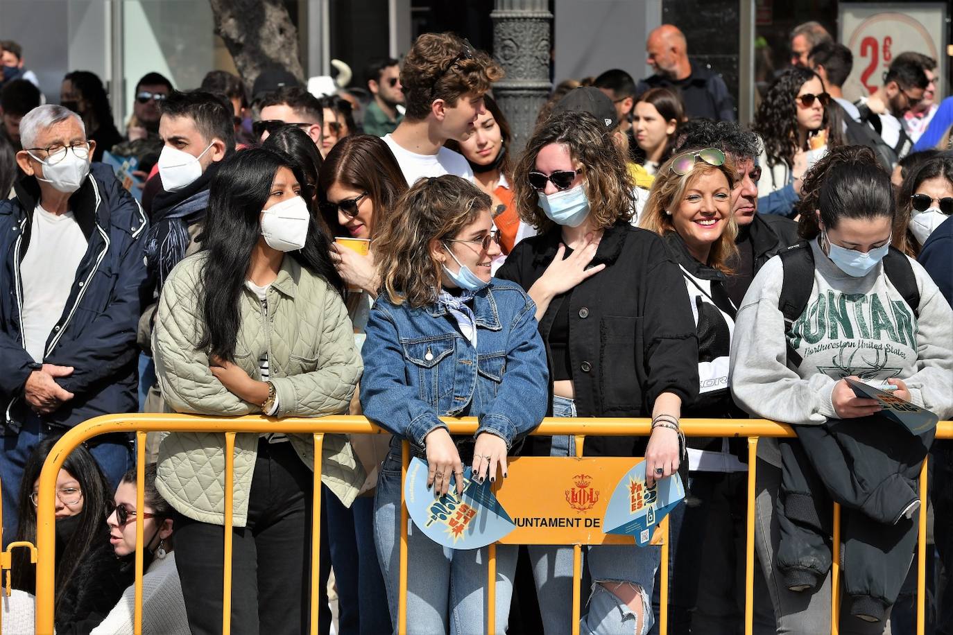 Público de la mascletà de la Plaza del Ayuntamiento este jueves.